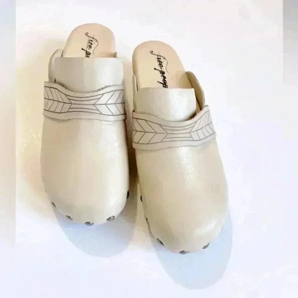 Free People Chloe Ivory Leather Wood Feather Pattern Band Studded Clogs - Picture 8 of 8